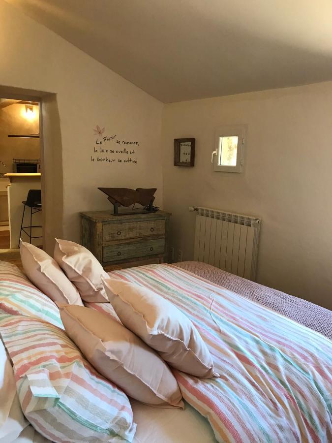 Les Gouts Et Les Couleurs Aparthotel Cucuron Exterior foto