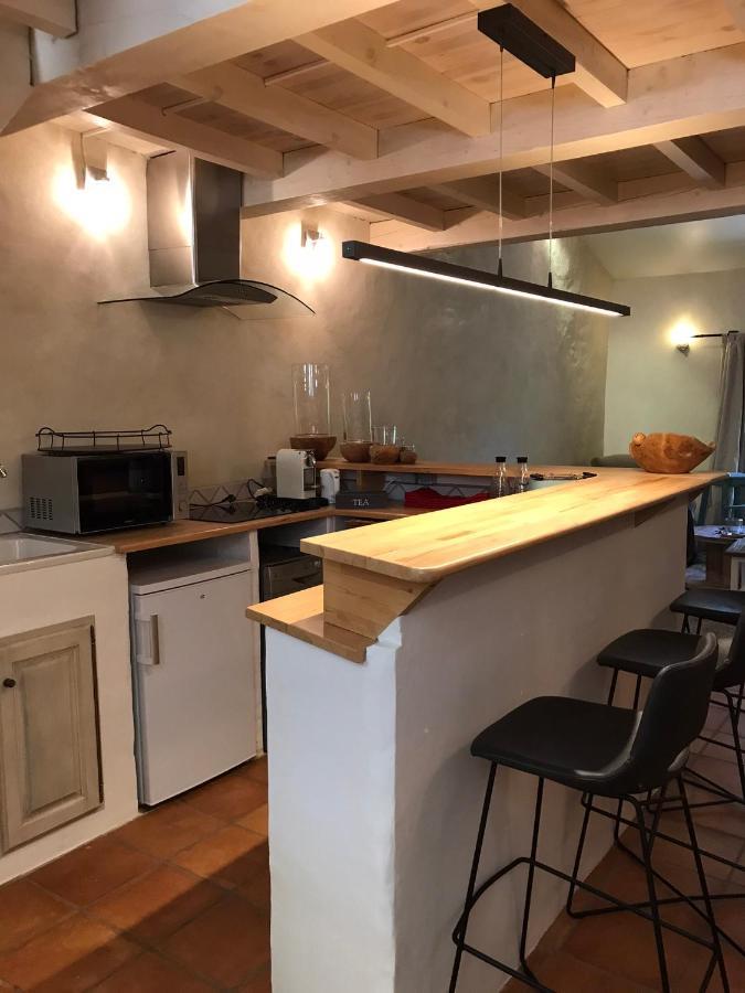 Les Gouts Et Les Couleurs Aparthotel Cucuron Exterior foto