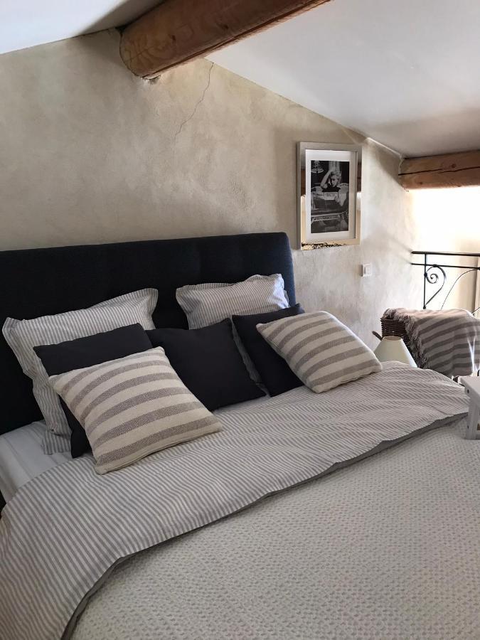 Les Gouts Et Les Couleurs Aparthotel Cucuron Exterior foto
